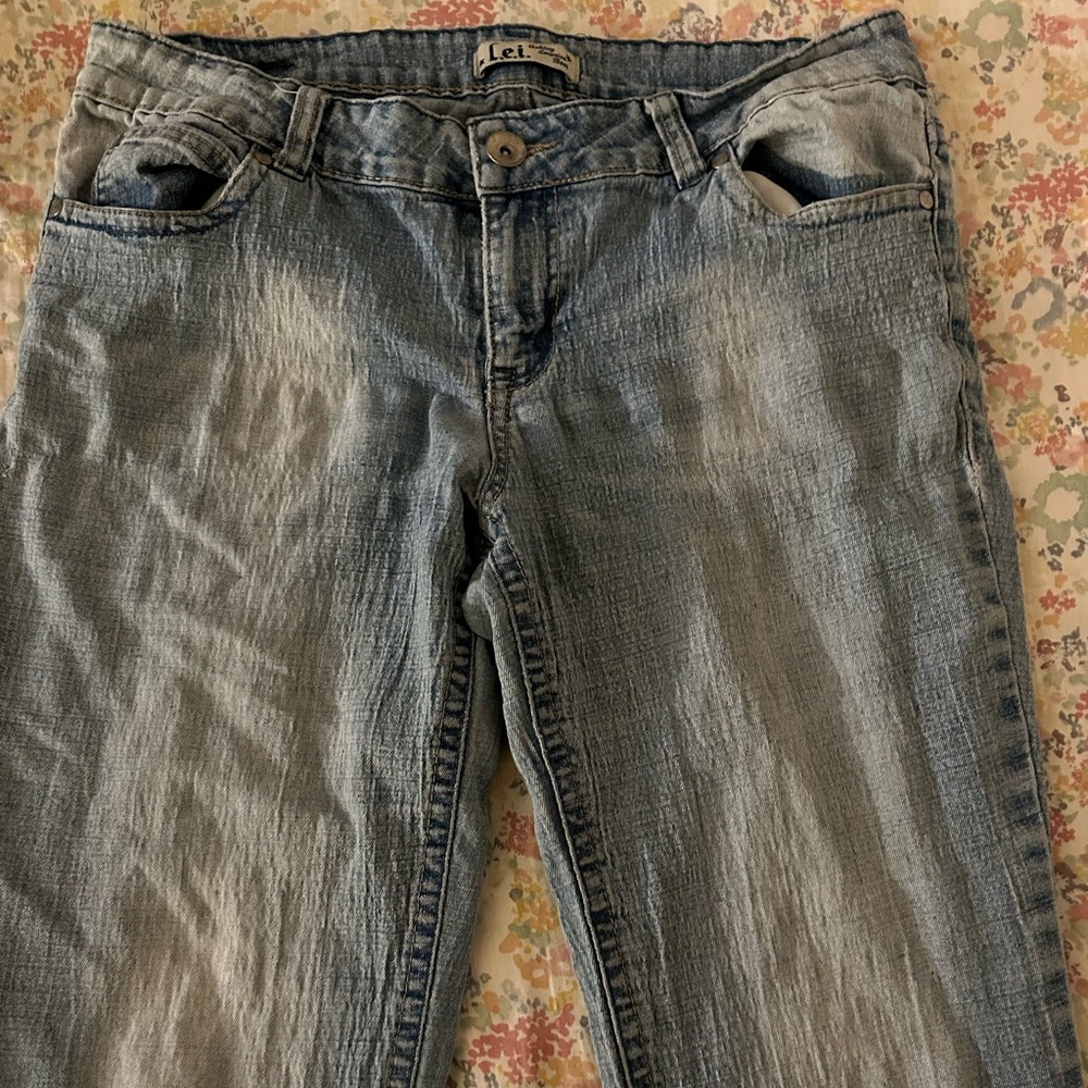 Light-wash “L.e.i.” Jeans.
